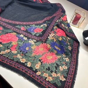 Beautiful 100% wool Smithsonian 54” square scarf